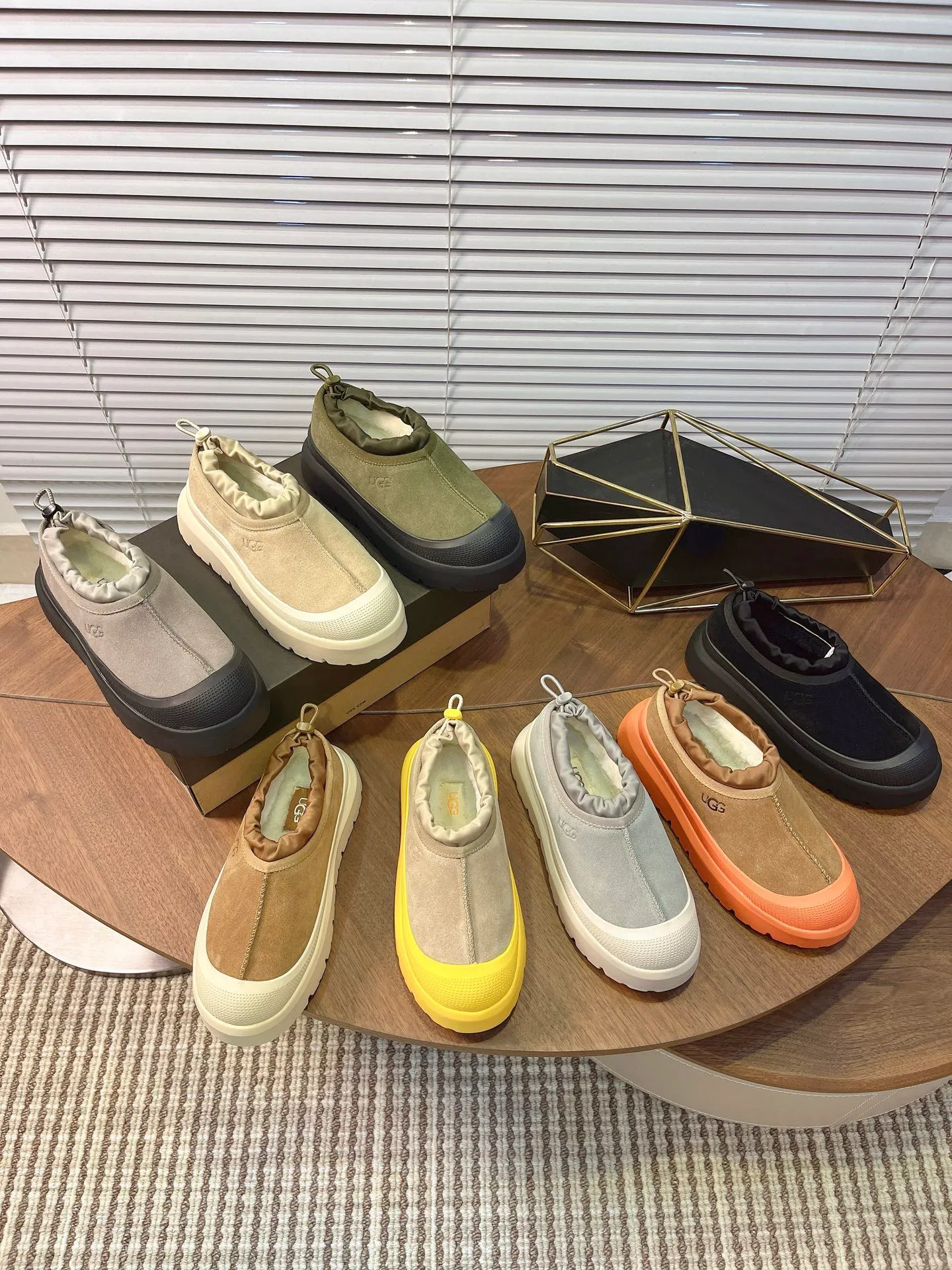 [UGG] P:500💰 Couple shoes Size: 35-44 [Wang Yibo's same style] UGG2025 new winter style Tasman fashion shoes for men and women 1144096 Ugg new fur shoes for autumn and winter, snow boots, same style for men and women ~ Handsome slip-on, lazy shoes, super easy to put on and take off ~ Suede cowhide fabric ~The soles are molded from original soles, not cheap rubber foam, but made of modern material. The characteristics of this material are that it is light, wear-resistant and non-slip. The outsole has a clear logo imprint, which is comparable to that of a store~